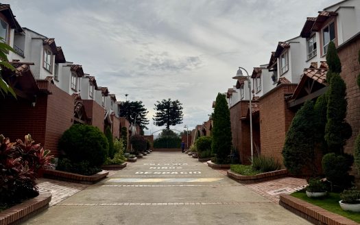 VENTA CASA LAGOS DEL CACIQUE . CONJUNTO PALMERAS DEL CACIQUE