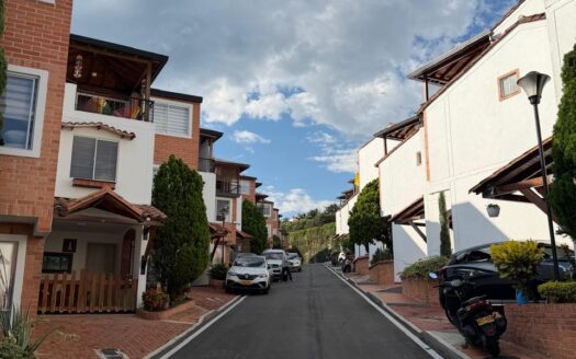 VENTA  CASA LAGOS DEL CACIQUE. CONJUNTO TESORO DEL CACIQUE